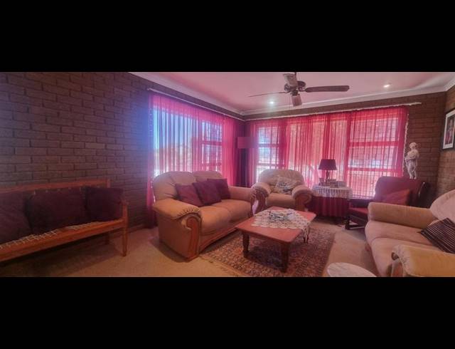 4 BEDROOM HOUSE FOR SALE IN FRAAIUITSIG